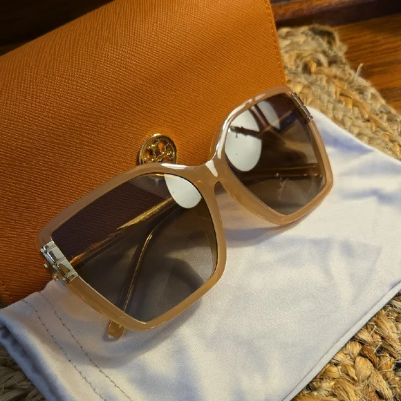 Tory Burch | Accessories | Stylish Tan Sunglasses | Poshmark display picture 3
